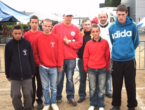 les juniors petanqueurs finalistes &agrave; Qu&eacute;ven