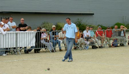 Damien Thebault serent petanque