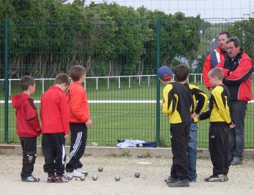 partie de championnat de pétanque en triplette minime à quéven