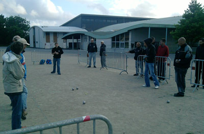 partie de pétanque sur le terrain de questembert