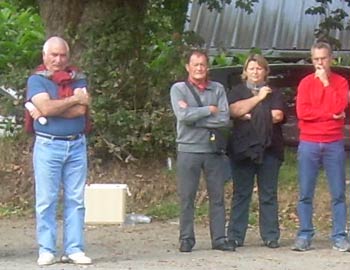Michel Gilbert encadrant les jeunes pétanqueurs de Pontivy