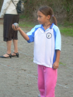 La plus jeune licenciée du club de pétanque de Locmiquélic