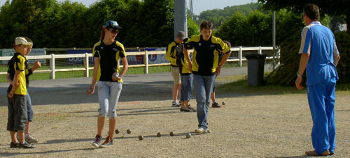 Jeunes du Pétanque club de Mauron à l'entrainement