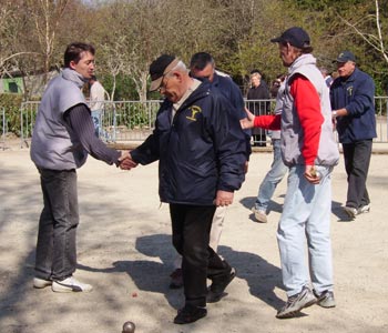 on se sert la main entre lanester et questembert
