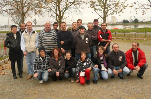 Les membres du club de petanque de Locmiqu&eacute;lic lors du soci&eacute;taire 2008