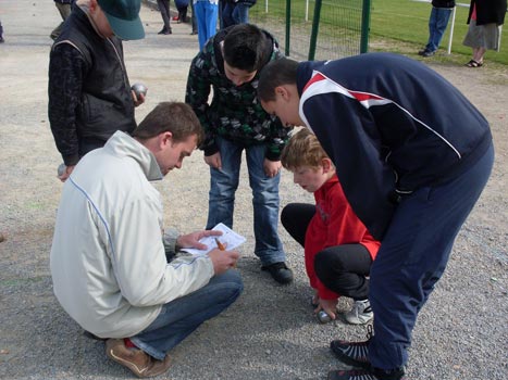 Les jeunes pétanqueurs écoutent leur éducateur pétanque FFPJP