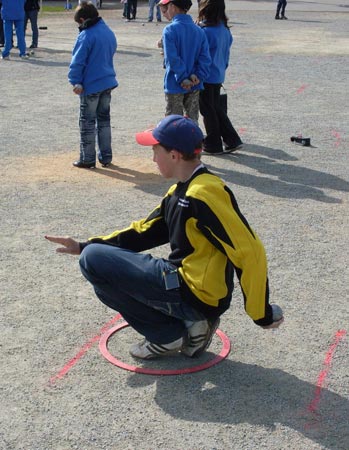 On s'applique pour pointer lors du stage départemental de pétanque 2009.