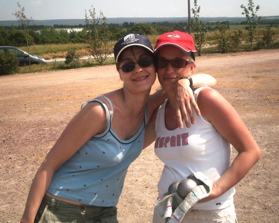 Amélie et Sophie ont elles aussi appréciées la journée de pétanque