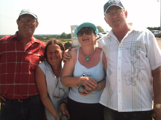 Les couples sont présents à la pétanque