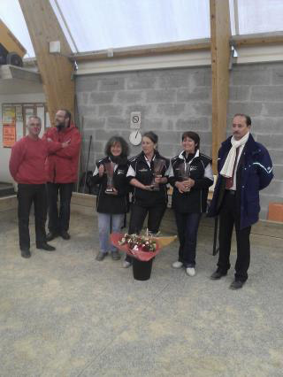 Remise des r&eacute;compenses aux championnes du Morbihan de p&eacute;tanque 2012