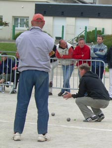 Patrice Lijour conseille sa partenaire sous les yeux d'Yvon Landoas
