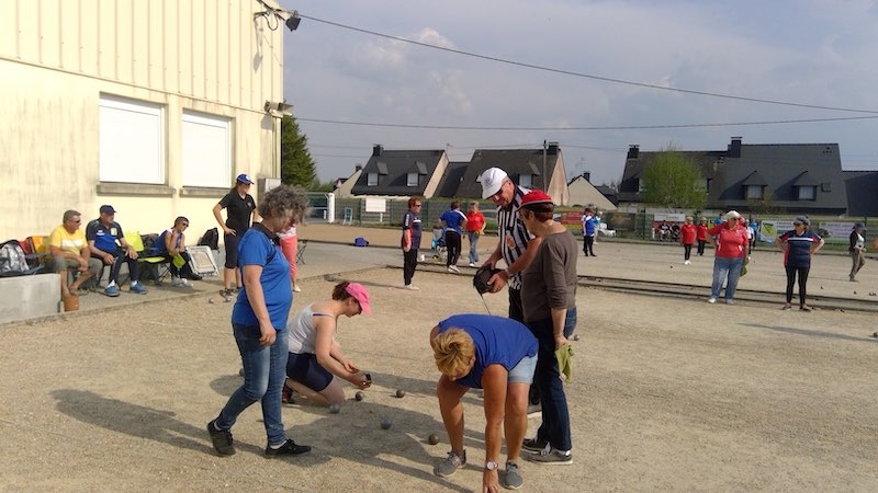 stage feminin : l'arbitre donne ses consignes et conseils pour le respect du réglement ffpjp