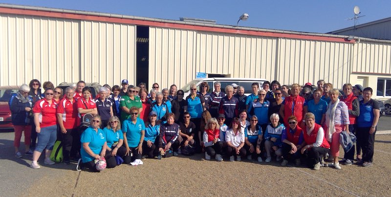 féminines devant la salle de pontivy pour le stage departemental de petanque