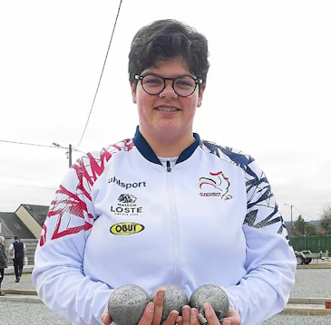 Dorine Mesmin avec tenue de l'équipe de France de pétanque