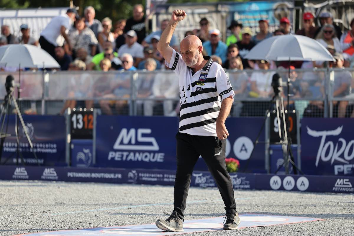 David le poing serré et levé après cette victoire