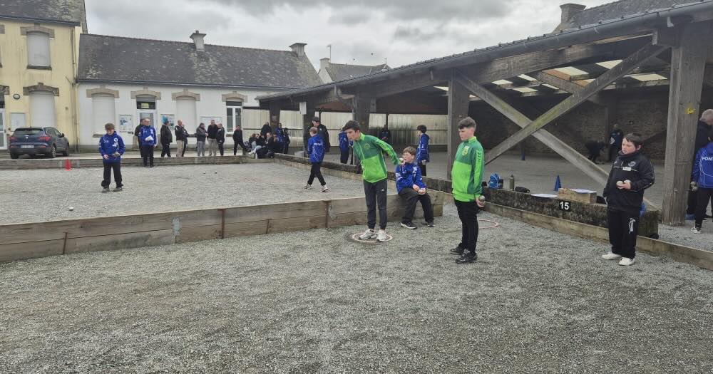 Exercices de pétanque pour les jeunes à Plouay