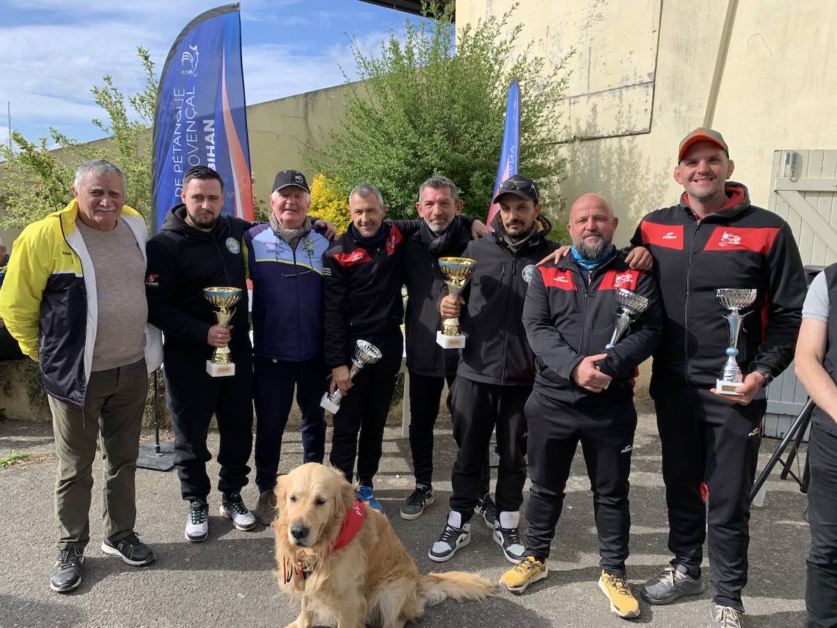 Champions et vice-champions avec le délégué et le président du club de Questembert