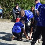 Jeunes qui mesure en championnat de pétanque à Josselin