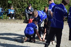 Jeunes qui mesure en championnat de pétanque à Josselin